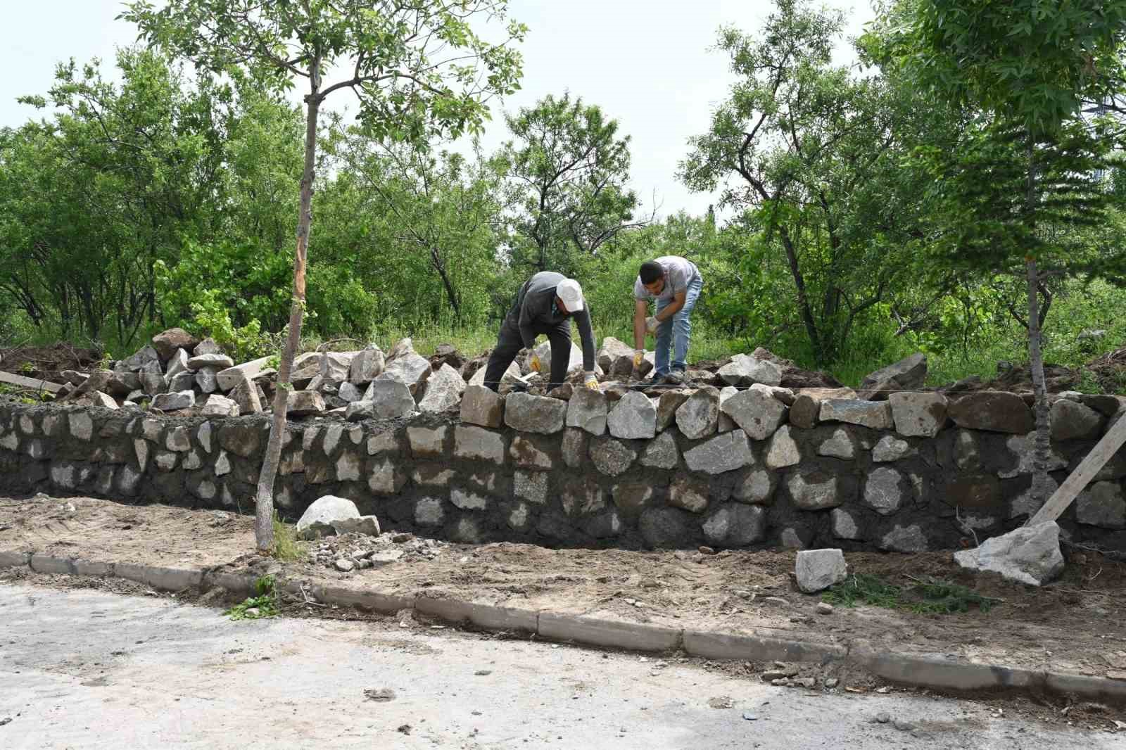ISPARTA BELEDİYESİ, YENİCE MAHALLESİ MEZARLIĞININ 2501 SOKAK KISMINDA YIKIK DURUMDA