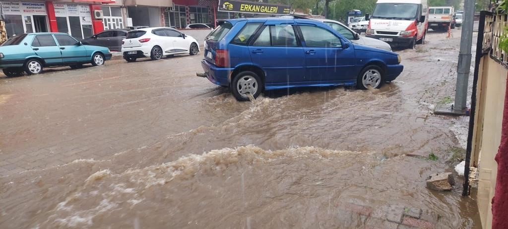 ÇANAKKALE’NİN YENİCE İLÇESİNDE KUVVETLİ SAĞANAK VE DOLU YAĞIŞI HAYATI OLUMSUZ