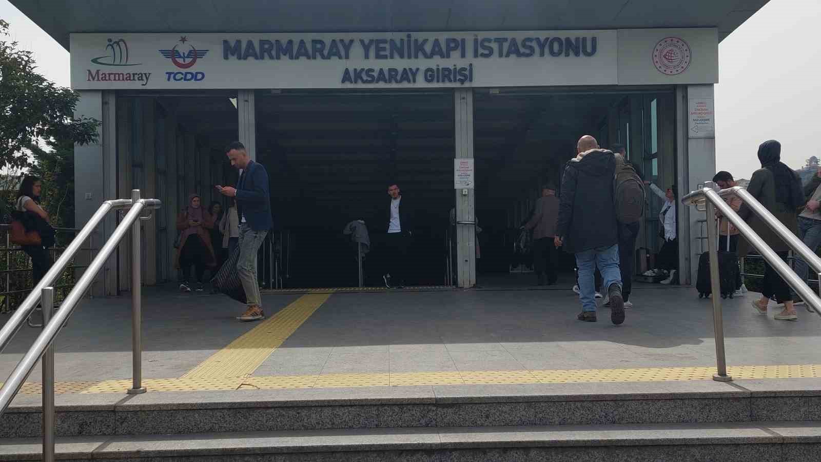 YENİKAPI MARMARAY İSTASYONU’NDA BİR KİŞİ, BİLİNMEYEN BİR NEDENLE RAYLARA ATLAYARAK