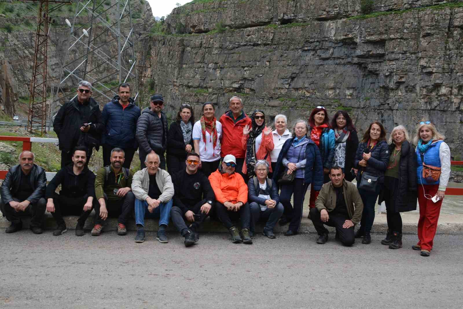TÜRKİYE'NİN FARKLI İLLERİNDE HAKKARİ'YE GELEN YERLİ TURİSTLER, KATO DAĞI’NDAKİ KAVAL
