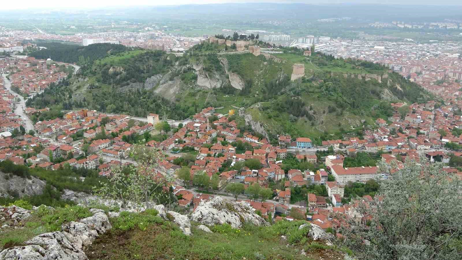 KÜTAHYA'DA İLKBAHARDA TARİHİ YAPILAR VE KENTİN SİMGELERİ, YEŞİLE BÜRÜNEN DOĞA