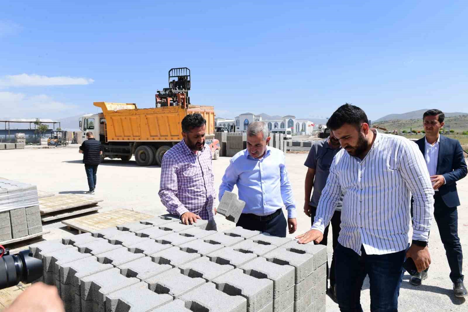 YEŞİLYURT’UN ULAŞIM AĞINI YENİLEMEK ADINA EKİPLERİ SEFERBER ETTİKLERİNİ SÖYLEYEN YEŞİLYURT