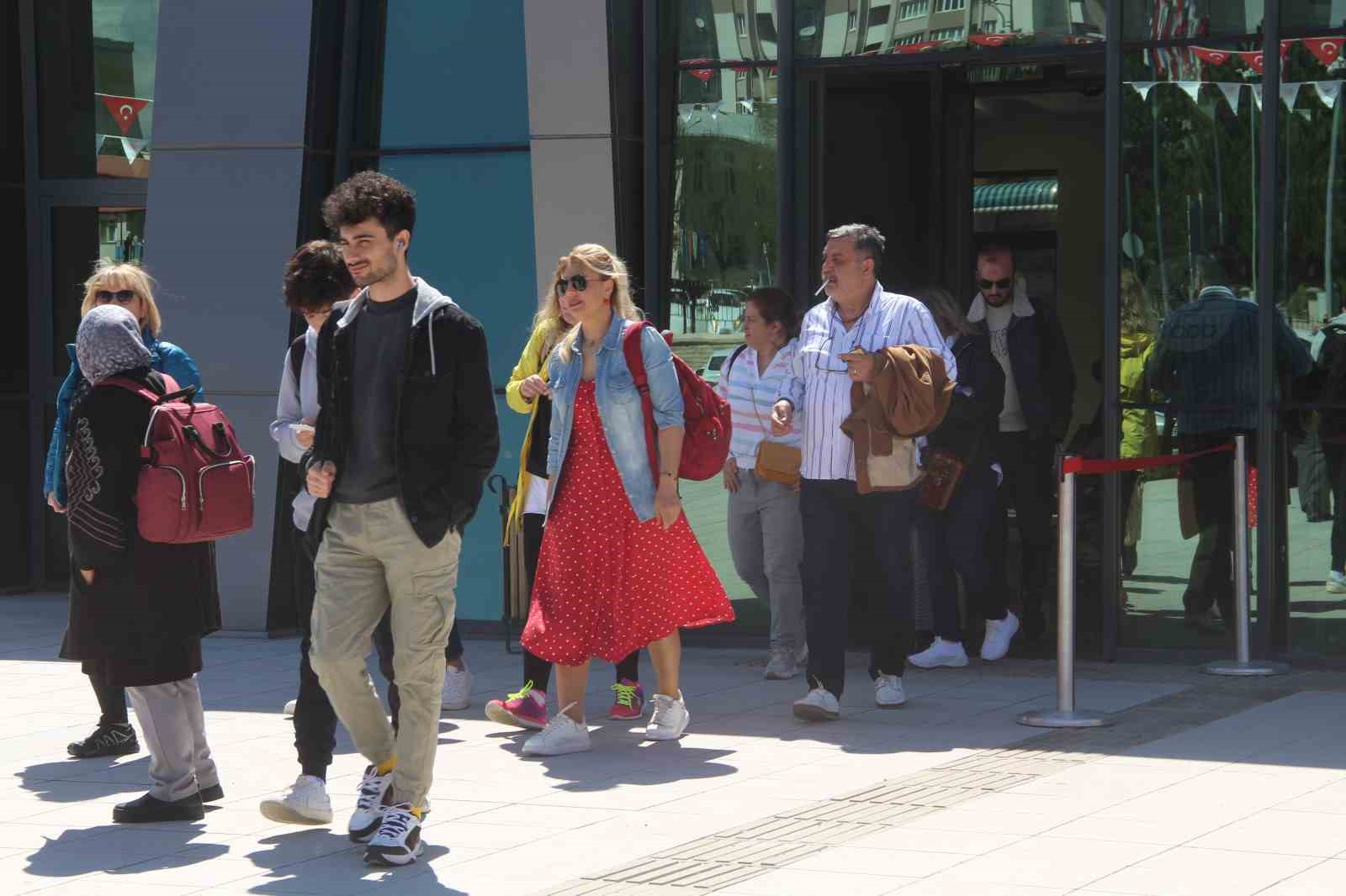 TÜRKİYE’NİN MEGA PROJELERİ ARASINDA GÖSTERİLEN YÜKSEK HIZLI TREN (YHT), ANKARA-SİVAS