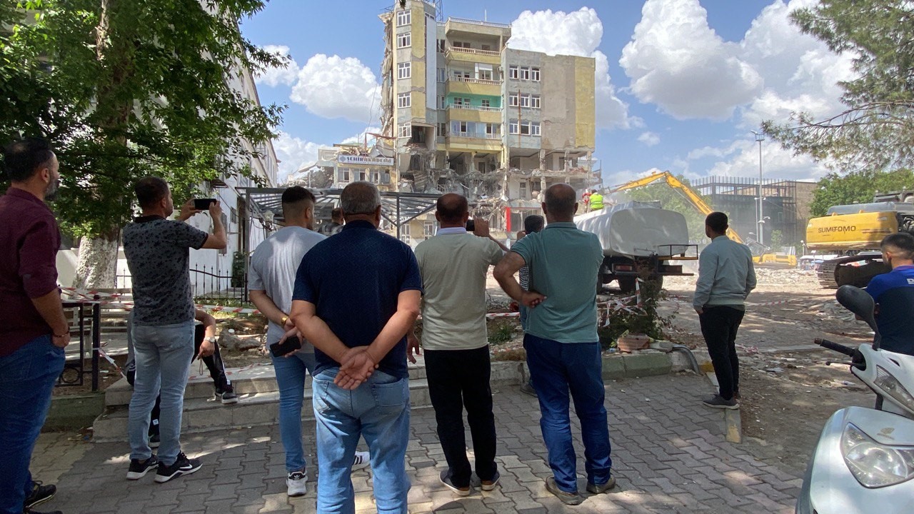 ADIYAMAN’DA, VATANDAŞLAR 8 KATLI İŞ HANININ YIKIMINI VATANDAŞLAR FİLİM İZLER