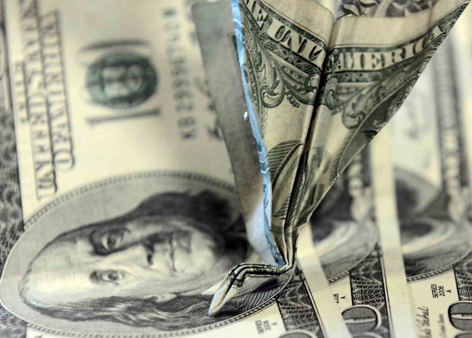 YIL SONU DOLAR TAHMİNİ GERİLEDİ, BÜYÜME BEKLENTİSİ ARTTI