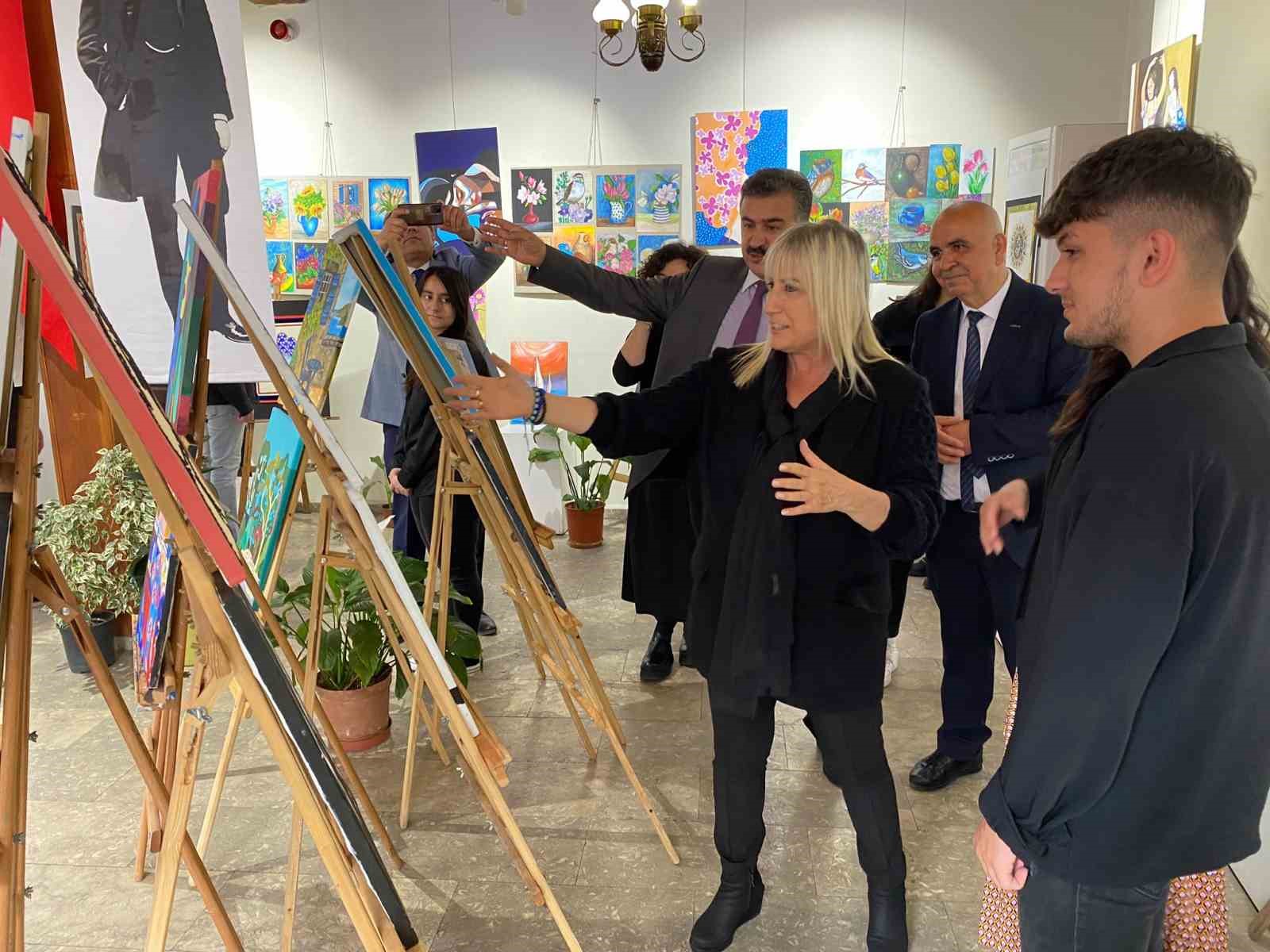 ZONGULDAK'TA ÖĞRETMENLER TARAFINDAN HAZIRLANAN YIL SONU RESİM SERGİSİ ZİYARETÇİLERİN BEĞENİSİNİ