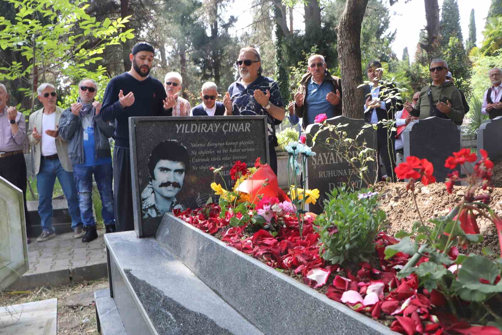 YILDIRAY ÇINAR'IN KABRİ BAŞINDA KUR'AN-I KERİM OKUNMASININ ARDINDAN DUALAR YAPILDI.