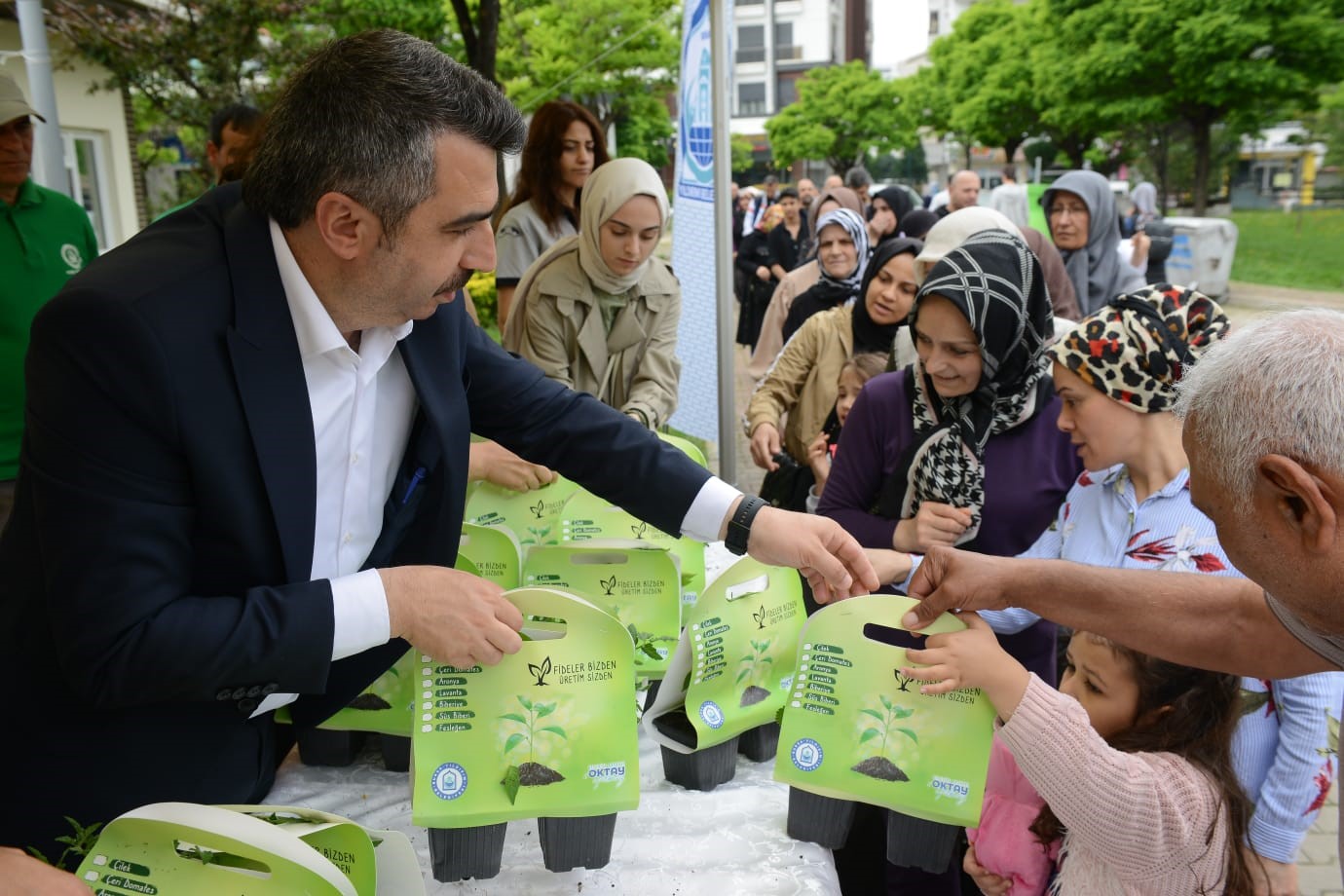 YILDIRIMBELEDİYESİ 25 BİN FİDE DAĞITTI