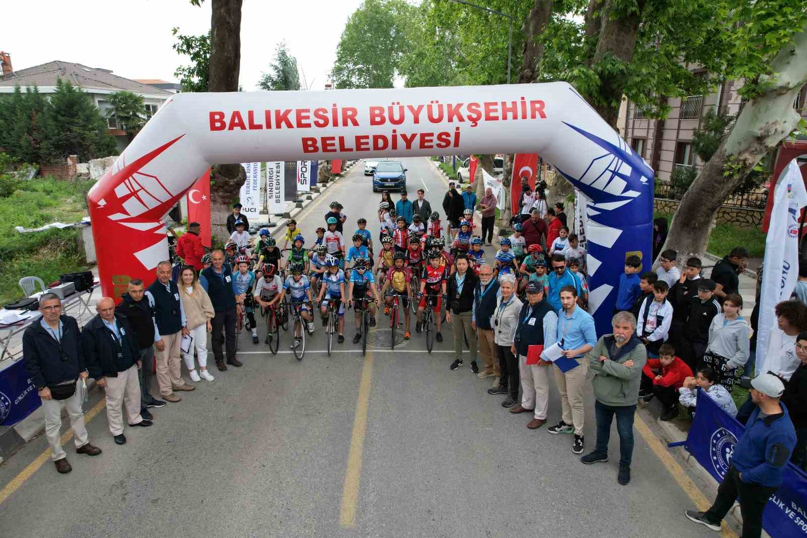 TÜRKİYE’NİN EN GENİŞ KATILIMLI BİSİKLET YARIŞMALARINDAN BİRİ BALIKESİR’İN SINDIRGI İLÇESİNDE
