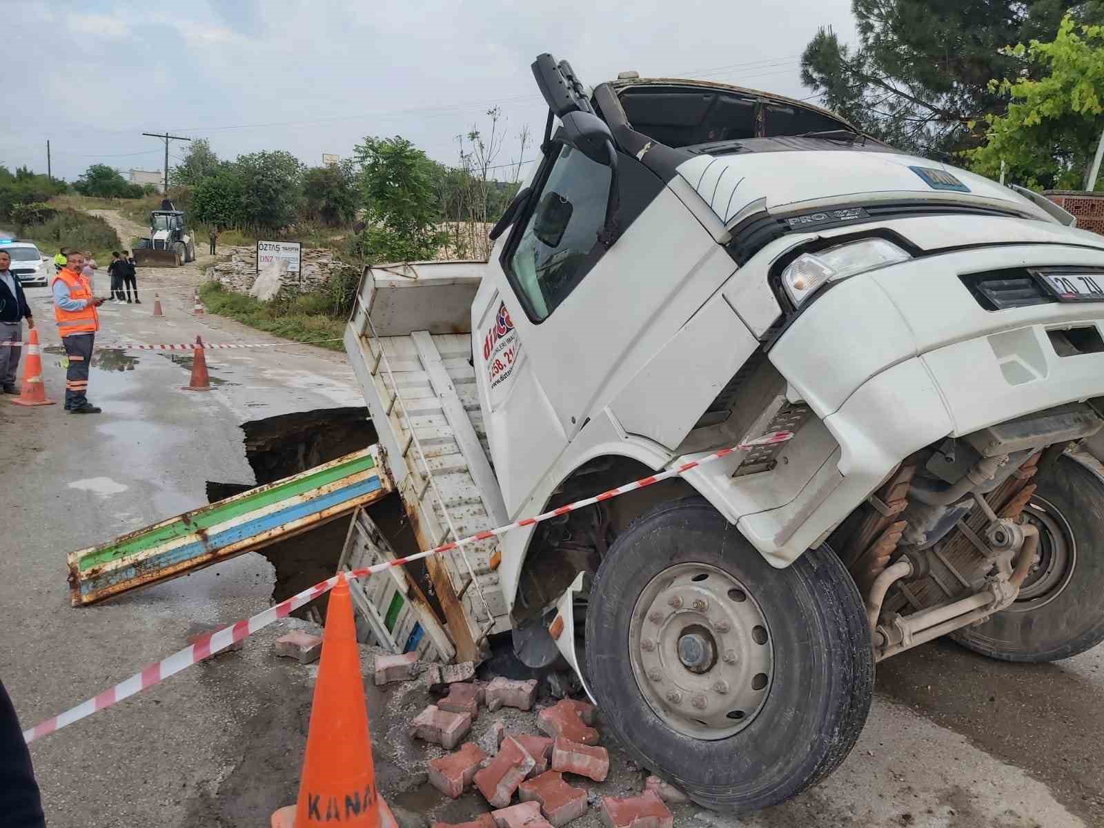 Yol, kamyonu yuttu DENİZLİ’DE ÖĞLE SAATLERİNDE BAŞLAYAN ŞİDDETLİ SAĞANAK YAĞIŞ CADDE VE SOKAKLARI