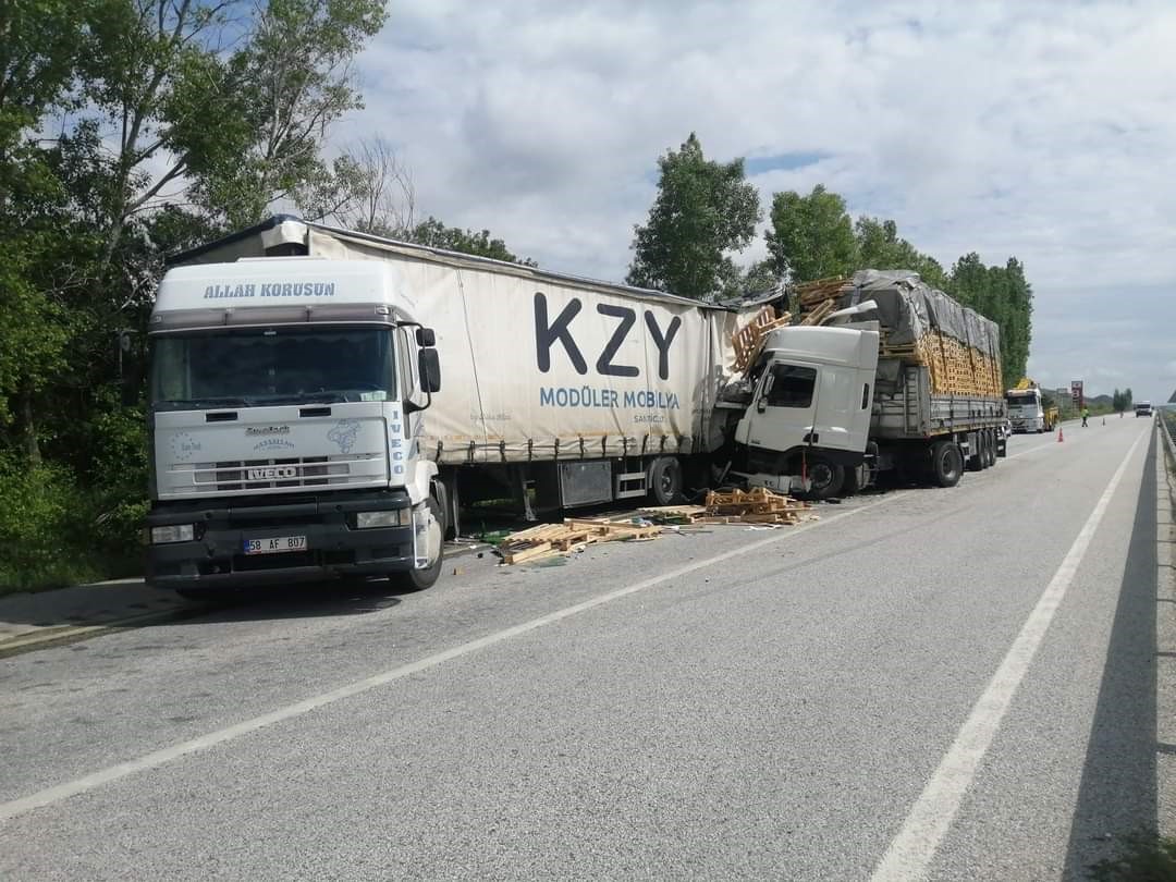 ÇORUM'UN SUNGURLU İLÇESİ'NDE MEYDANA GELEN TRAFİK KAZASINDA ÇARPIŞAN İKİ TIR'DA