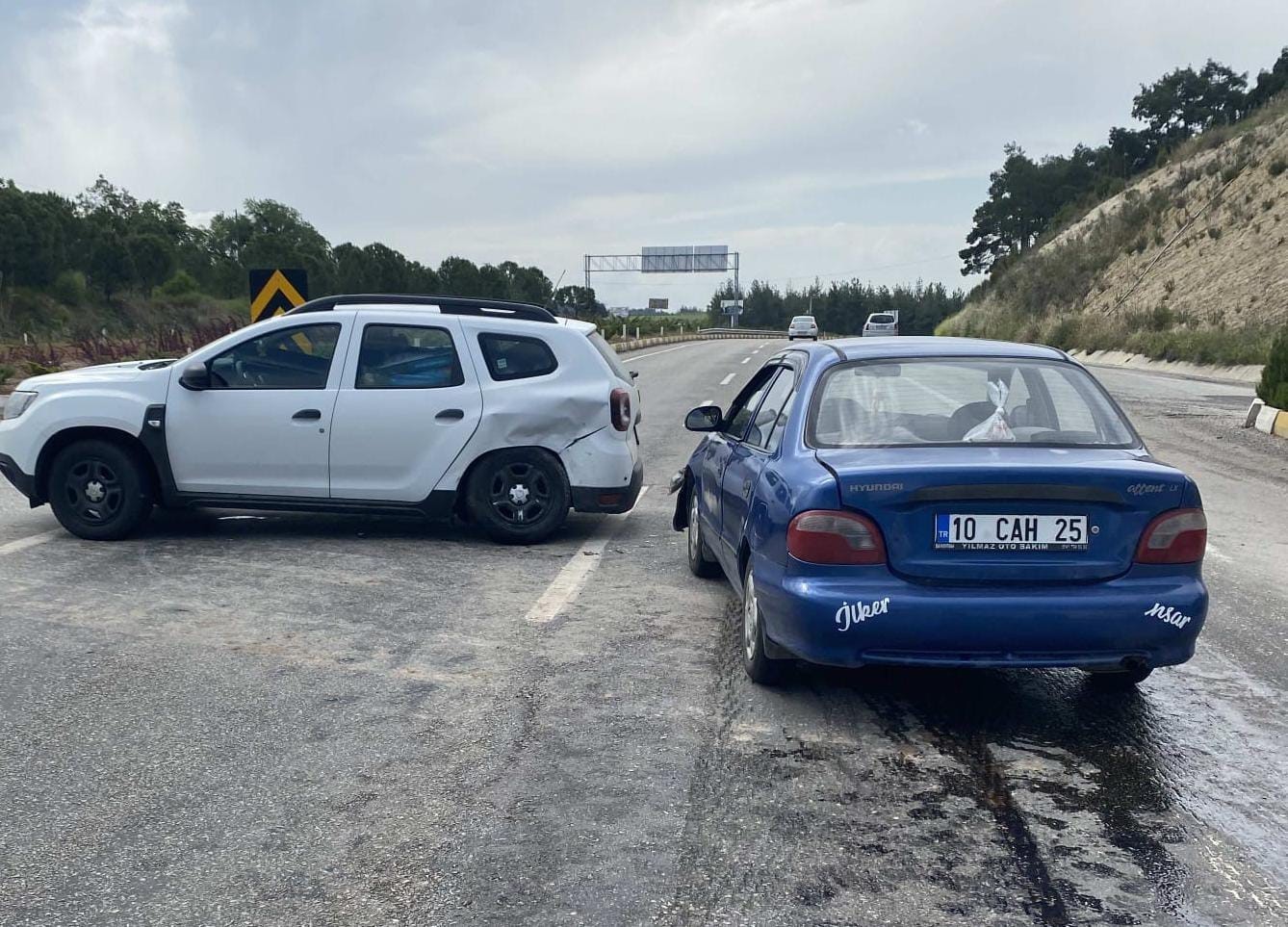 DENİZLİ’NİN BULDAN İLÇESİNDE, YOL VERME ANLAŞMAZLIĞI YÜZÜNDEN İKİ ARACIN KAVŞAKTA