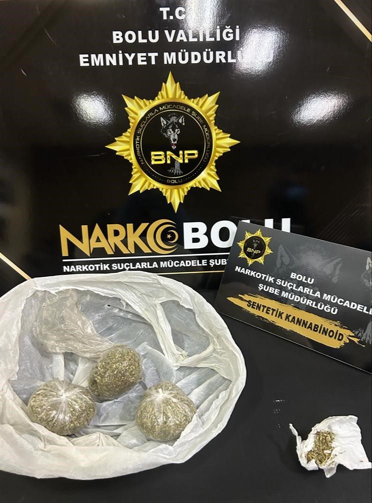BOLU’DA NARKOTİK POLİS EKİPLERİNİN 2 AYRI YOLCU OTOBÜSÜNE DÜZENLEDİĞİ OPERASYON