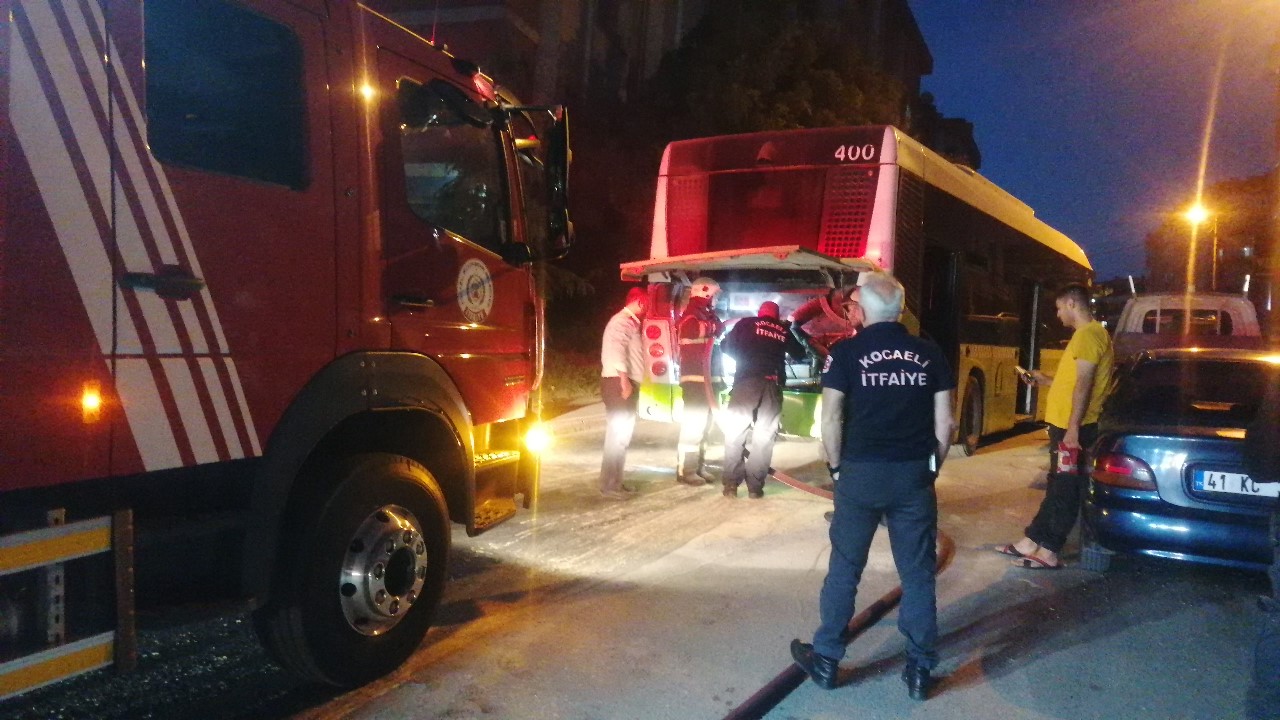 KOCAELİ’NİN GEBZE İLÇESİNDE SEYİR HALİNDEKİ HALK OTOBÜSÜNÜN MOTOR KISMINDAN DUMANLAR