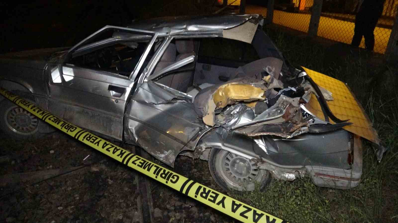 ZONGULDAK'TA HEMZEMİN GEÇİTTEN GEÇMEYE ÇALIŞAN OTOMOBİLE YOLCU TRENİ ÇARPTI. KAZADA