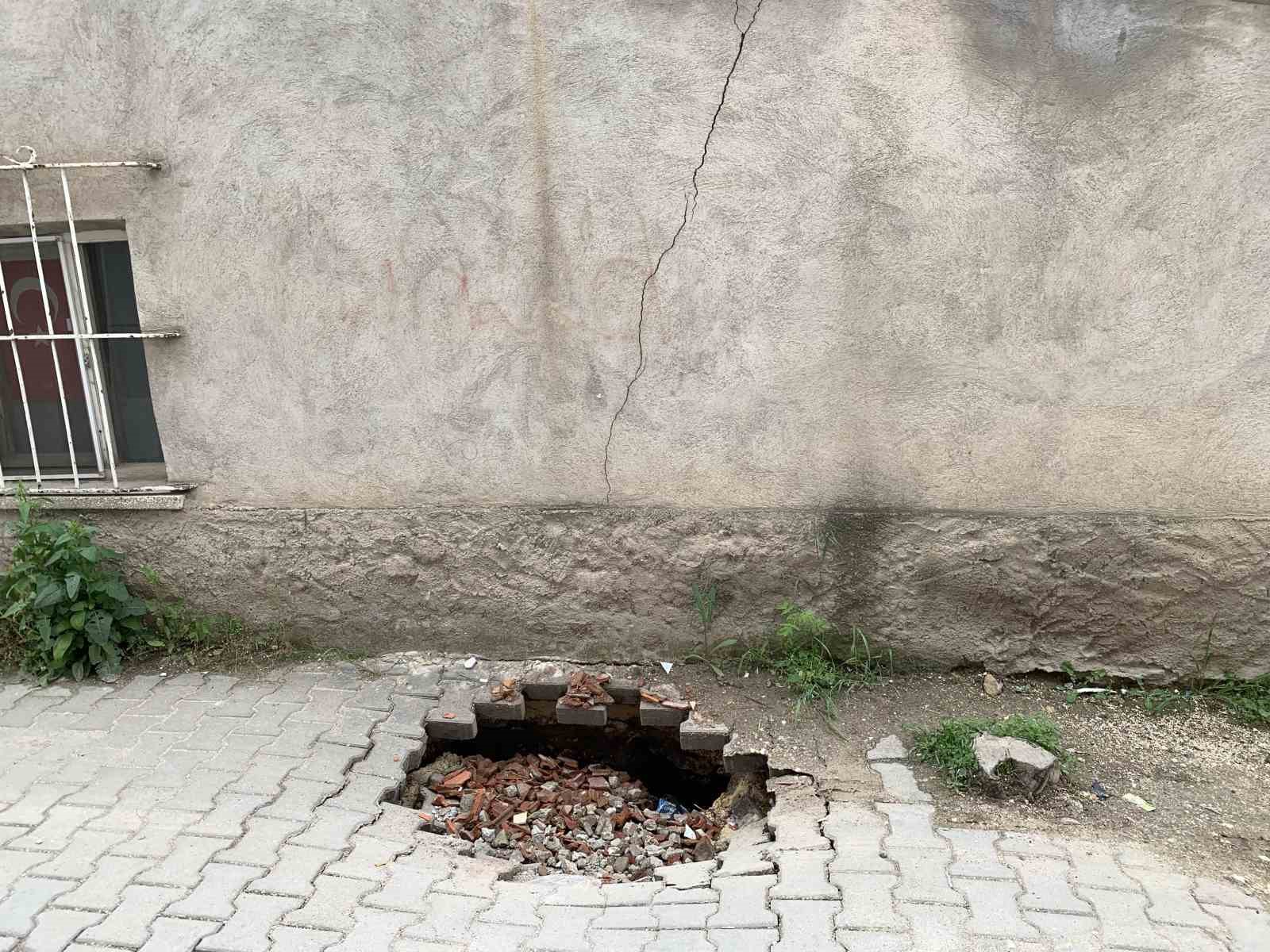 ESKİŞEHİR’DE BİR ARA SOKAKTA OLUŞAN GÖÇÜK VATANDAŞLARI ENDİŞELENDİRİYOR.