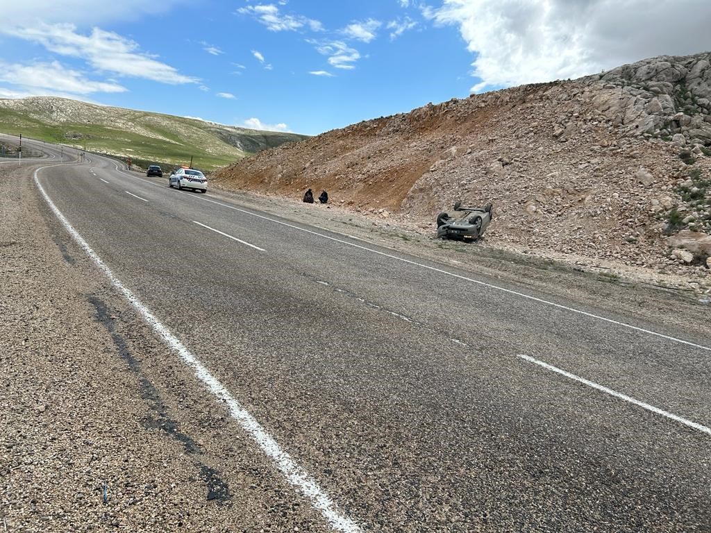SİVAS’IN GÜRÜN İLÇESİNDEN YOLDAN ÇIKAN OTOMOBİLİN TERS DÖNMESİ SONUCU MEYDANA