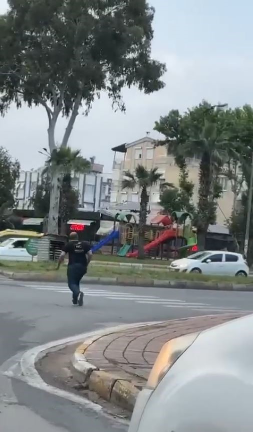 ANTALYA’DA KARAYOLUNDA YAYA GEÇİDİNDEN KARŞIYA GEÇMEK İSTEYEN VATANDAŞLAR BİR KARGANIN
