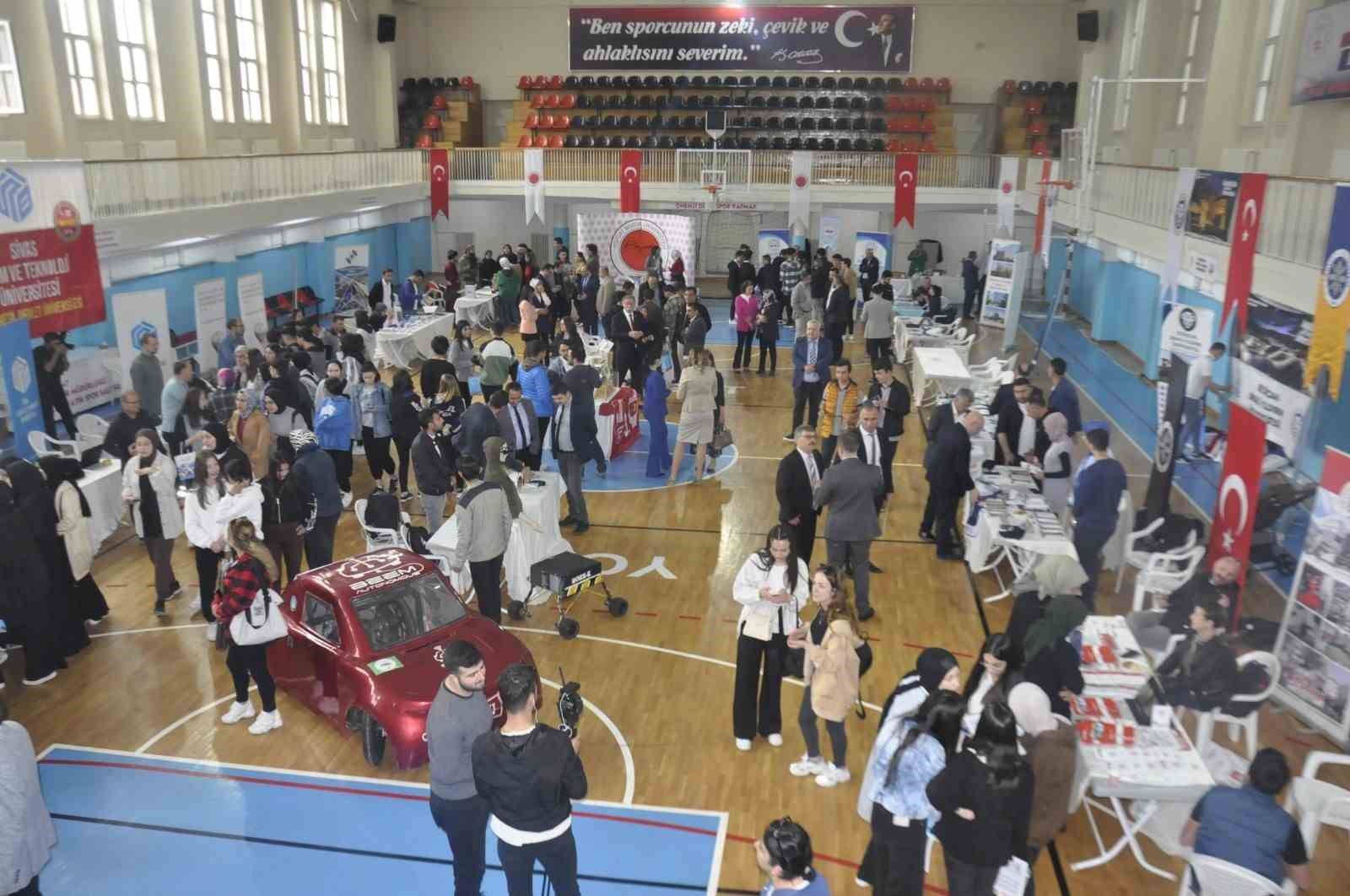 YOZGAT BOZOK ÜNİVERSİTESİ EV SAHİPLİĞİNDE 16 ÜNİVERSİTENİN KATILIMIYLA ANADOLU ÜNİVERSİTELER