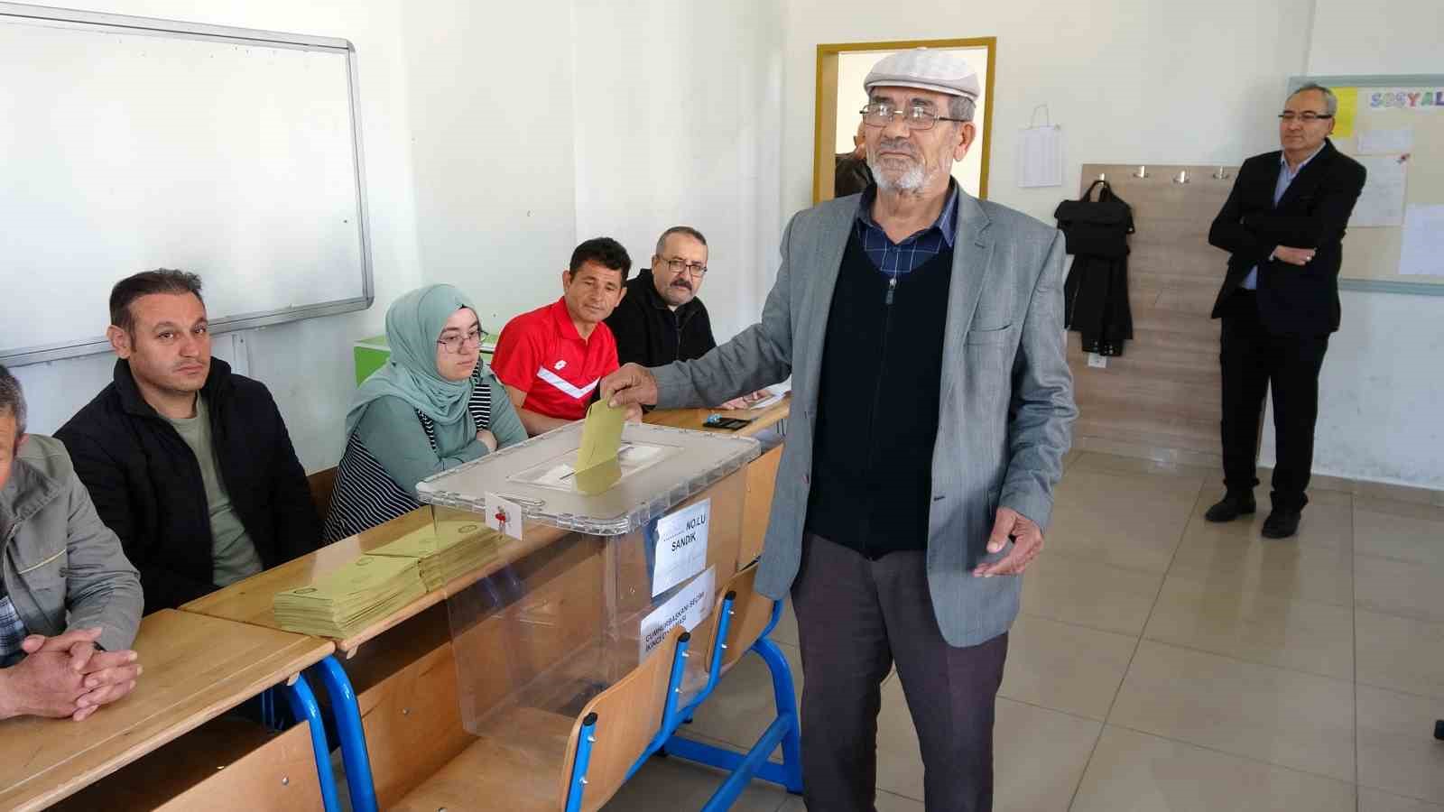 YOZGAT’TA CUMHURBAŞKANI SEÇİMİ İÇİN OY VERME İŞLEMİ BAŞLADI