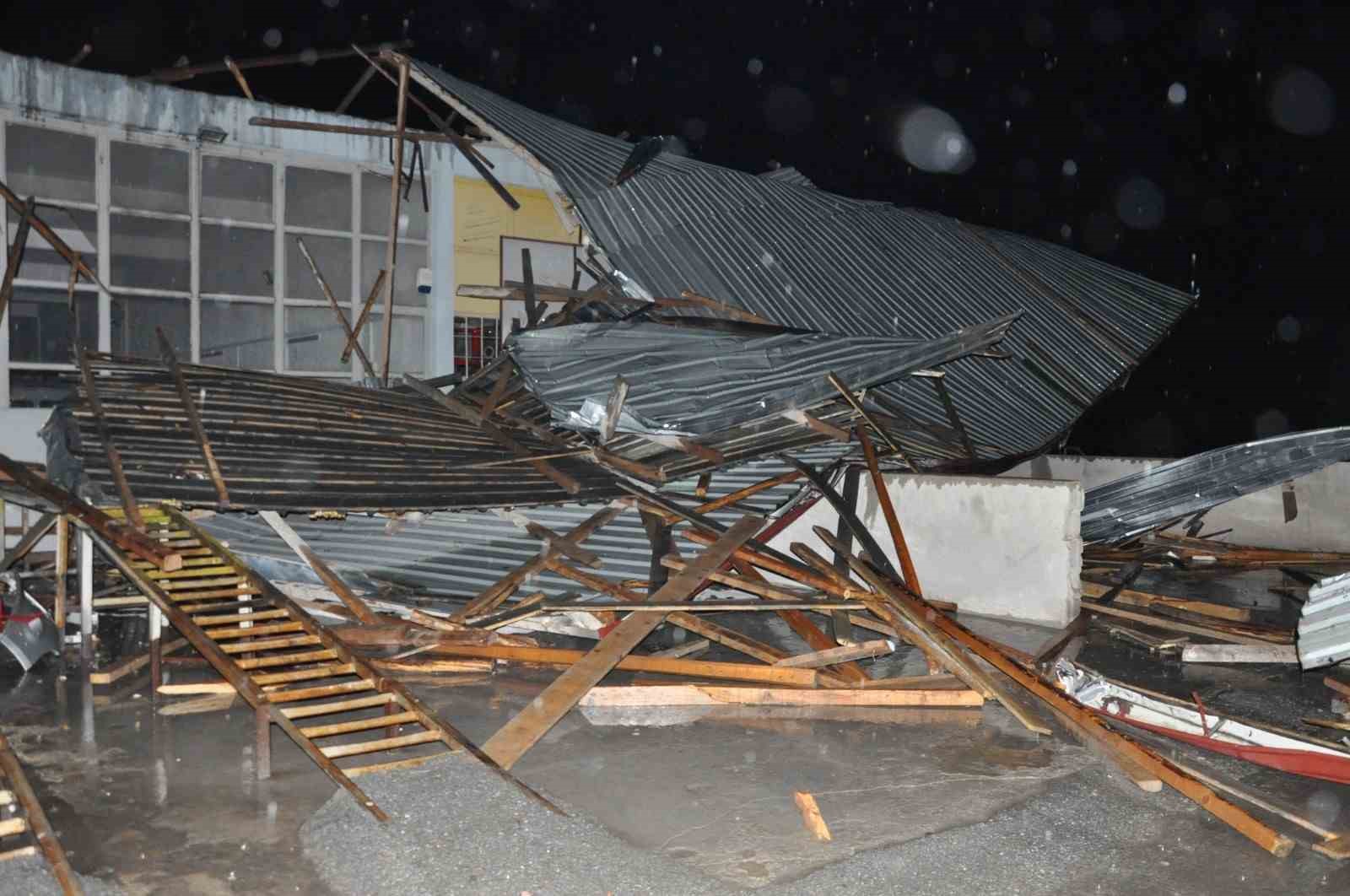 YOZGAT’TA ŞİDDETLİ RÜZGAR, İŞ YERLERİNİN ÇATISINI UÇURDU
