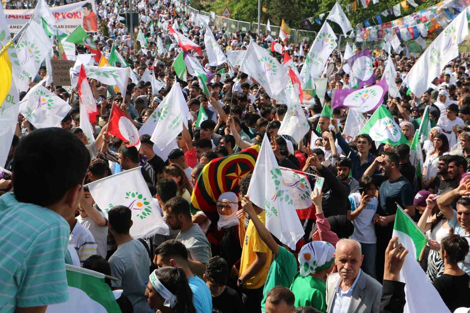 DİYARBAKIR’DA YEŞİL SOL PARTİ’NİN FİNAL MİTİNGİ DÜZENLENDİ. MİTİNGDE DEMOKRATİK TOPLUM