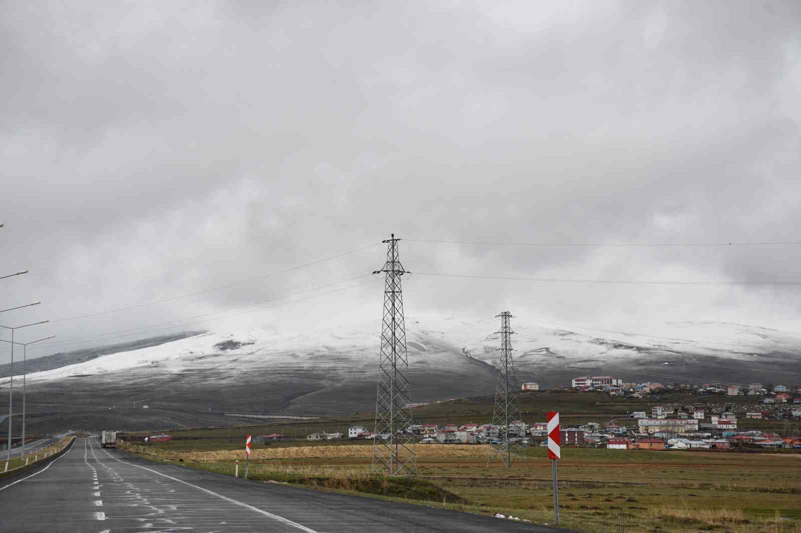 ARDAHAN'IN YÜKSEK KESİMLERİNDE KAR YAĞIŞI ETKİLİ OLDU. (OLGUN YILDIZ/ARDAHAN-İHA)