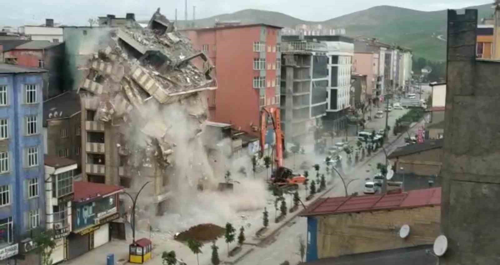 HAKKARİ’NİN YÜKSEKOVA İLÇESİNDE KENTSEL DÖNÜŞÜM PROJESİ BÜNYESİNDE BİR BİNA YIKTIRILIRKEN,
