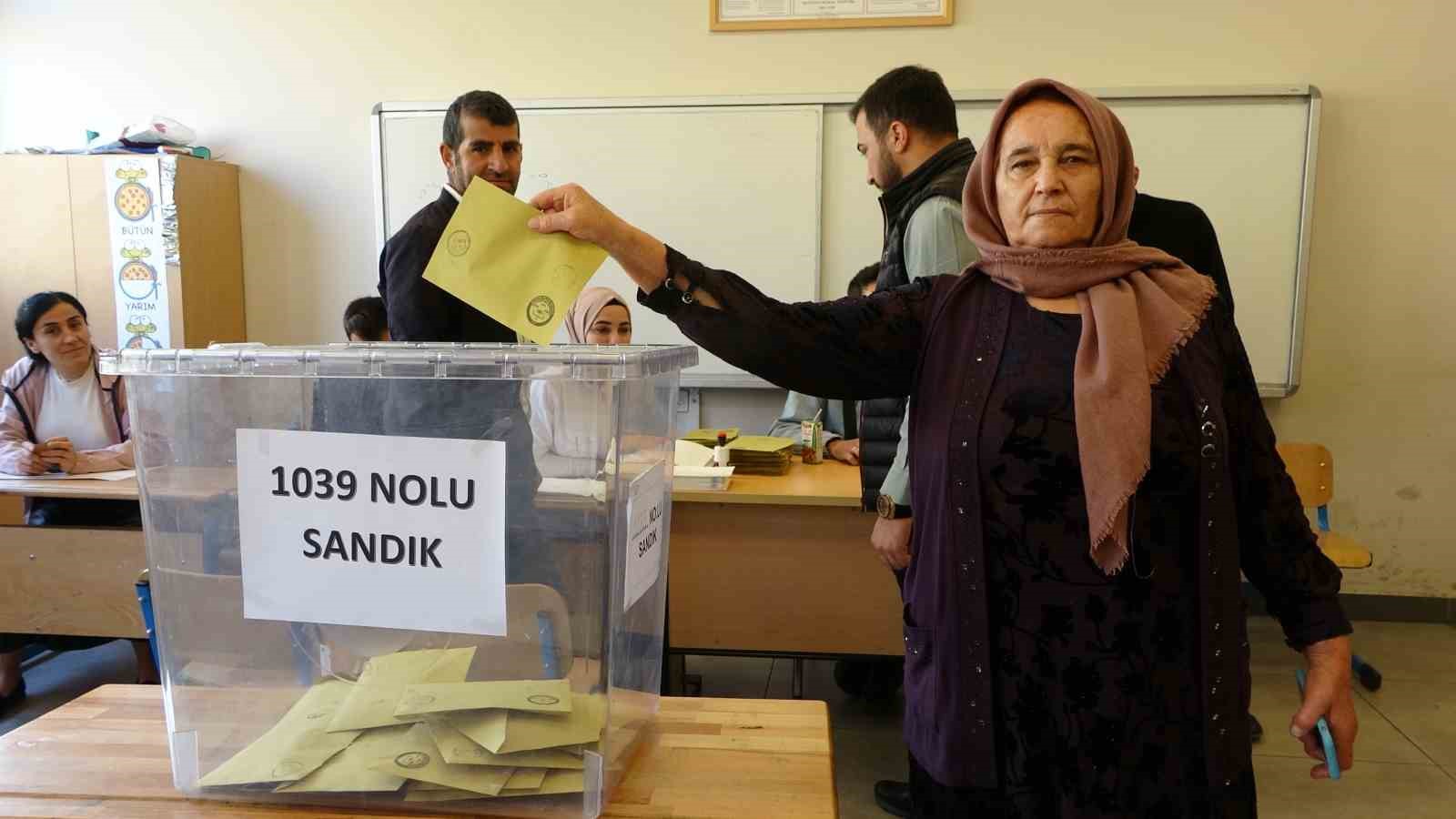 HAKKARİ’NİN YÜKSEKOVA İLÇESİNDEKİ VATANDAŞLAR, CUMHURBAŞKANI VE 28. DÖNEM MİLLETVEKİLİ GENEL