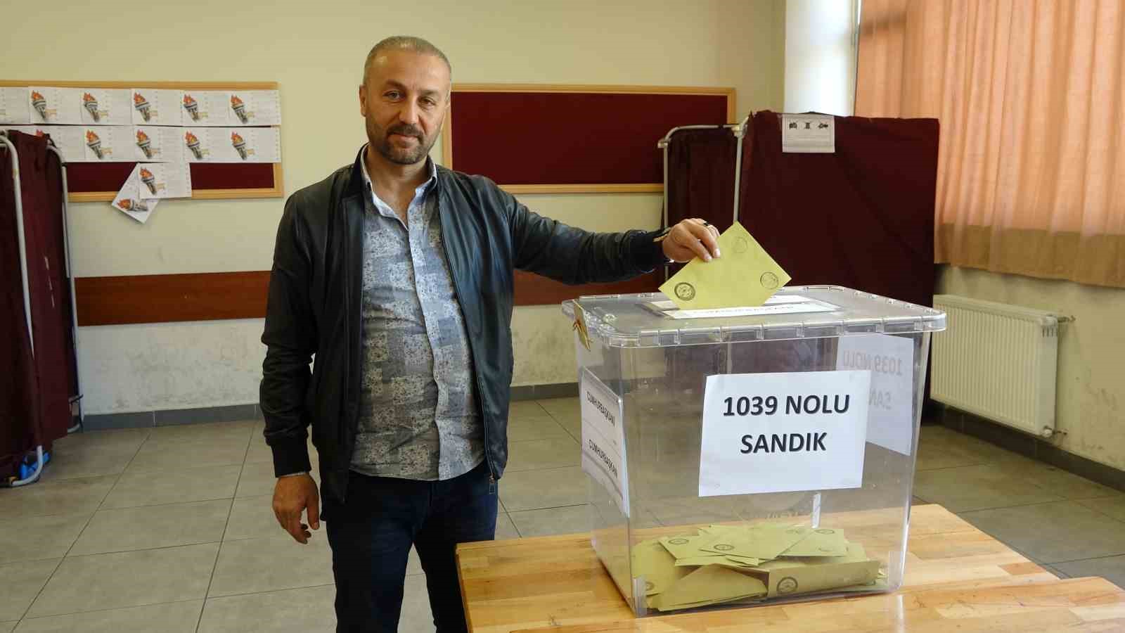 HAKKARİ’NİN YÜKSEKOVA İLÇESİNDE CUMHURBAŞKANI SEÇİMLERİ İÇİN OY KULLANMA İŞLEMİ DEVAM