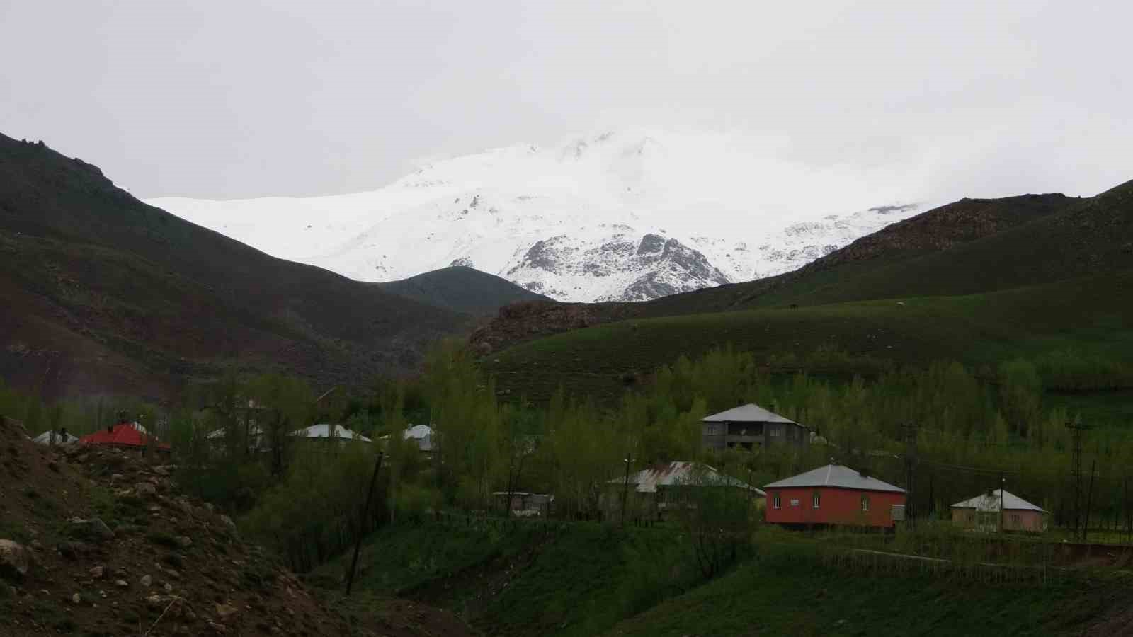 HAKKARİ'NİN YÜKSEKOVA İLÇESİNDE İRAN SINIRINDA BULUNAN DAĞLAR, MAYIS AYININ BİTMESİNE