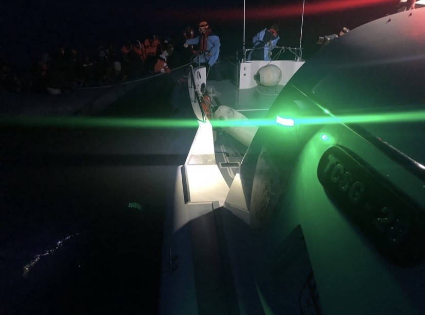 ÇANAKKALE’NİN AYVACIK İLÇESİ AÇIKLARINDA YUNAN SAHİL GÜVENLİK EKİPLERİNCE, TÜRK KARASULARINA