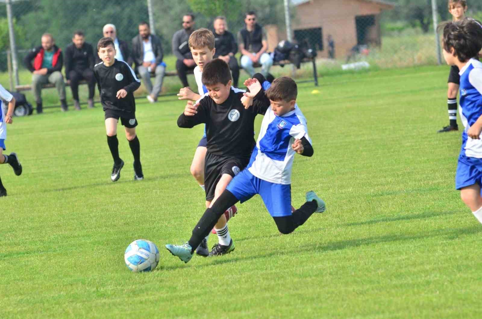 YUNUSEMRE BELEDİYESPOR'UN EV SAHİPLİĞİNDE DÜZENLENEN 19 MAYIS MİNİ FUTBOL TURNUVASI