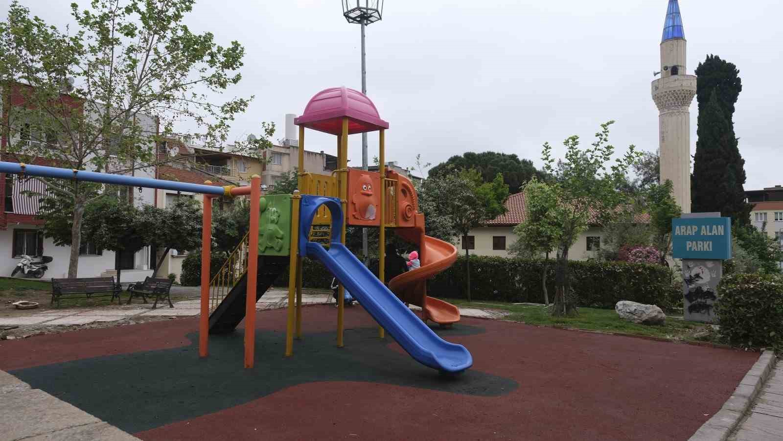 YUNUSEMRE BELEDİYESİ, İLÇEDEKİ 11 PARKTA KAUÇUK ZEMİN YENİLEME ÇALIŞMASI GERÇEKLEŞTİRDİ.