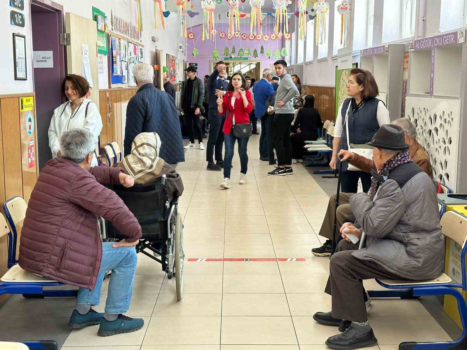 ESKİŞEHİR’DE YÜRÜME ZORLUĞU ÇEKEN VATANDAŞLAR CUMHURBAŞKANI SEÇİMİ VE 28. DÖNEM