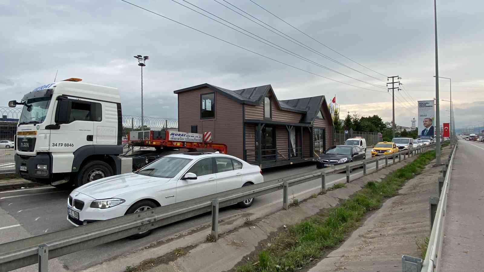 KOCAELİ TRAFİĞİNDE PREFABRİK YÜKLÜ TIR, ADETA ‘YÜRÜYEN EV’ GİBİ YOLA
