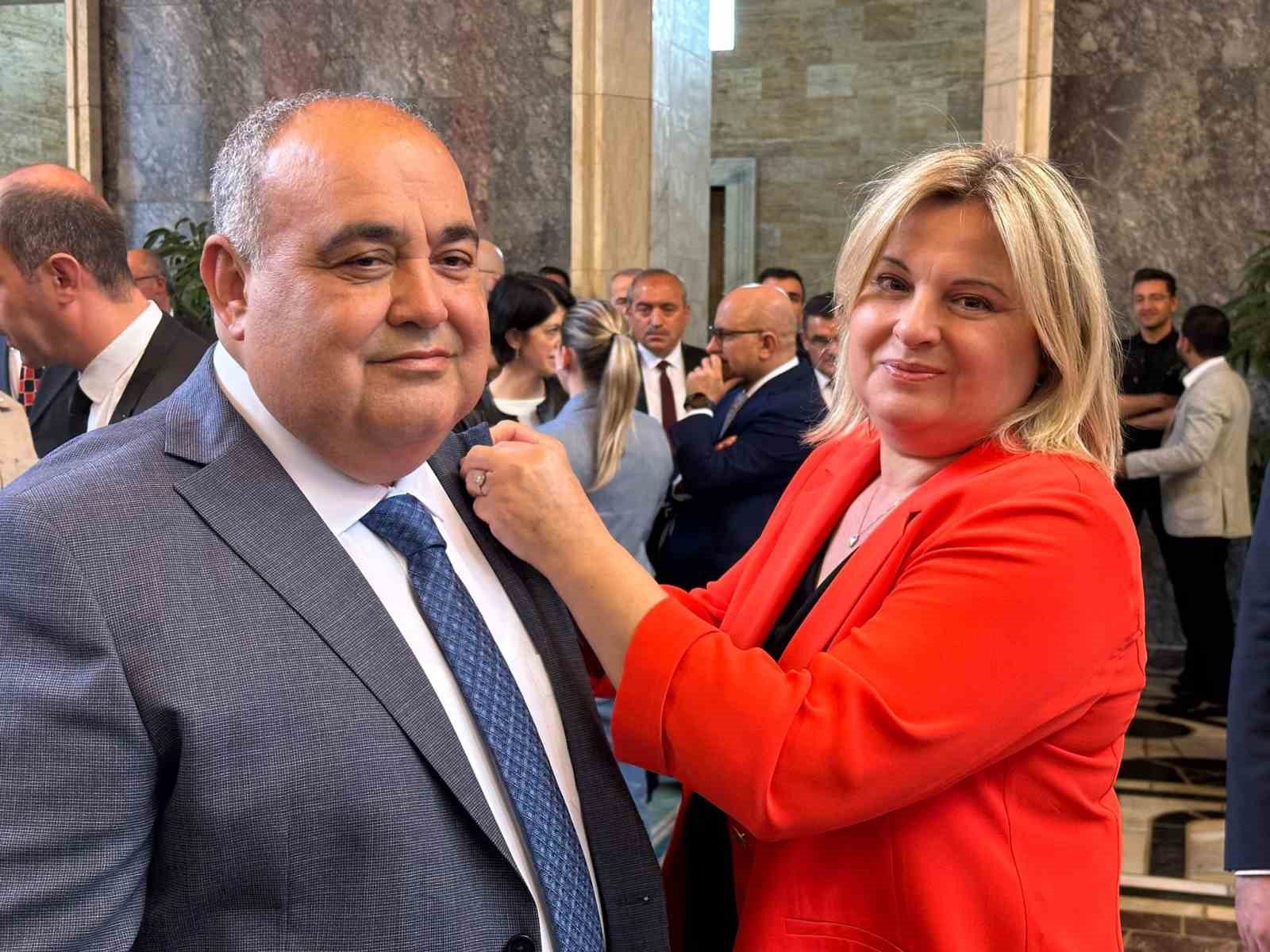 BARTIN AK PARTİ MİLLETVEKİ YUSUF ALDATMAZ TBMM ROZETİNİ FÜSUN ALDATMAZ