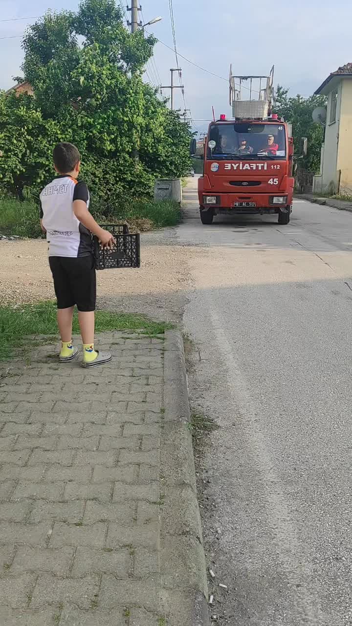 DÜZCE’DE YUVADAN DÜŞEN YAVRU KUŞU BULAN ÇOCUK, İTFAİYE EKİPLERİNE HABER