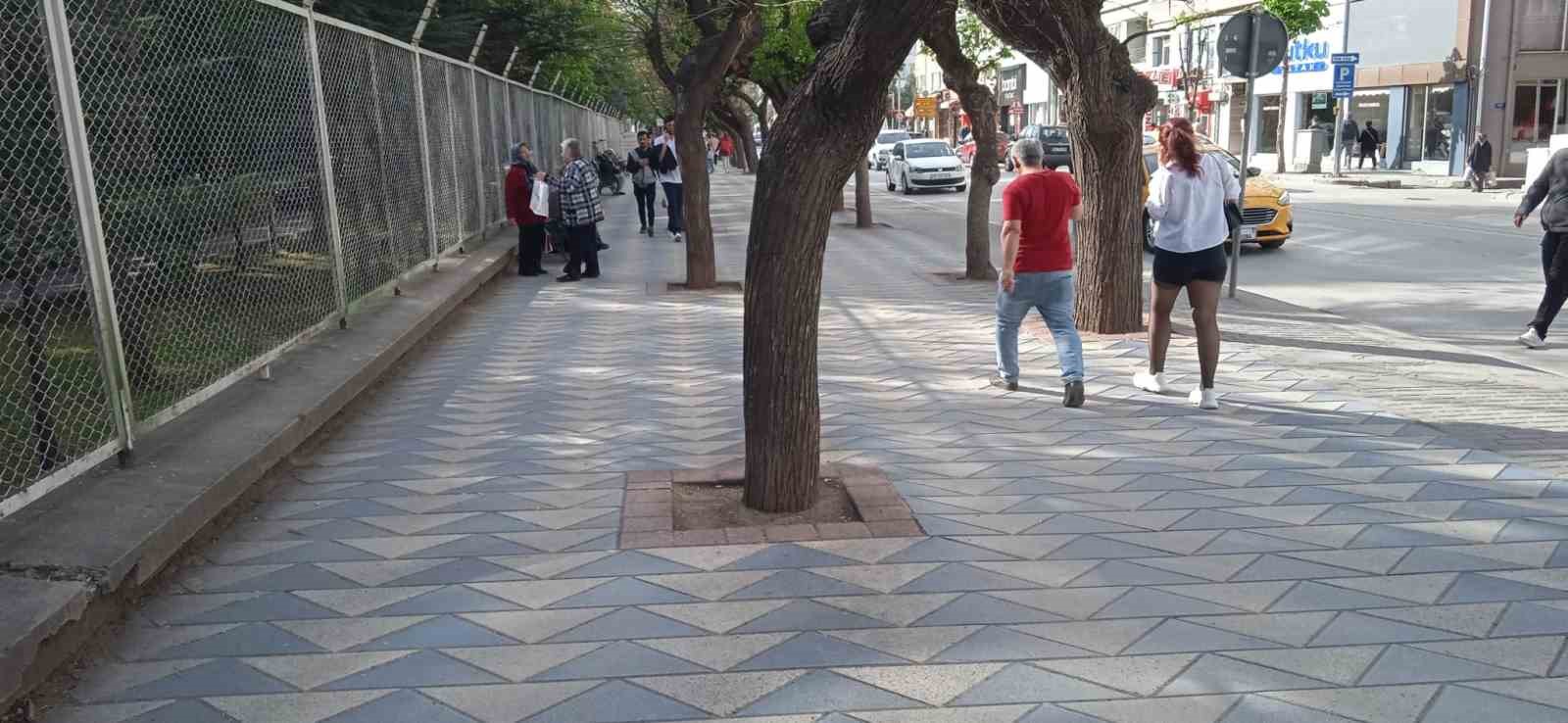 ESKİŞEHİR’DE KENTİN EN İŞLEK CADDELERİNDEN BİRİNİN ÜZERİNDE BULUNAN GENİŞ KALDIRIMDA