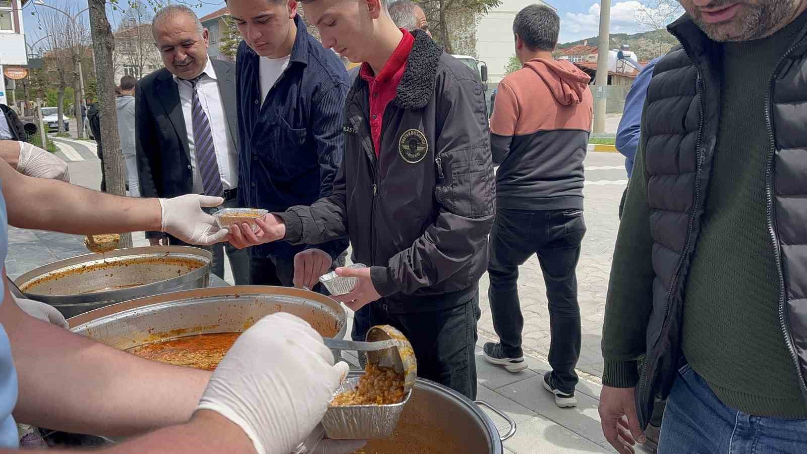 KASTAMONU’NUN İHSANGAZİ İLÇESİNDE CUMA NAMAZINDAN ÇIKAN CAMİ CEMAATİNE HIDIRELLEZ KUTLAMALARI
