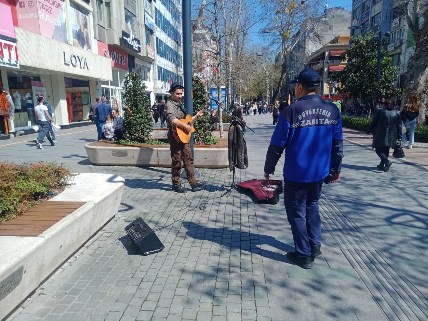 KOCAELİ BÜYÜKŞEHİR BELEDİYESİ ZABITA EKİPLERİ, CUMHURİYET BULVARINDA GERÇEKLEŞTİRDİĞİ DEVRİYELERLE HEM