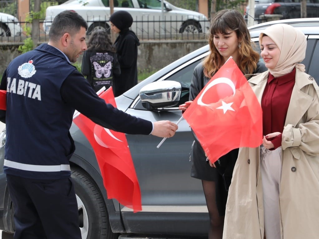 ZABITADAN VATANDAŞLARA BAYRAK