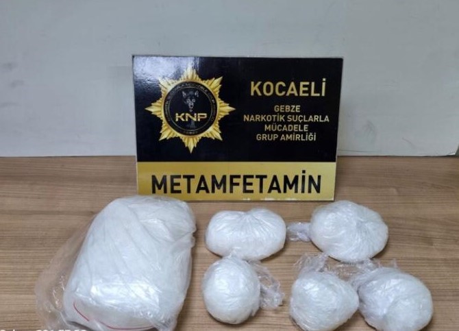 KOCAELİ'NİN GEBZE İLÇESİNDE 'DUR' İHTARINA UYMAYAN ARAÇ SÜRÜCÜSÜ UZUN KOVALAMA