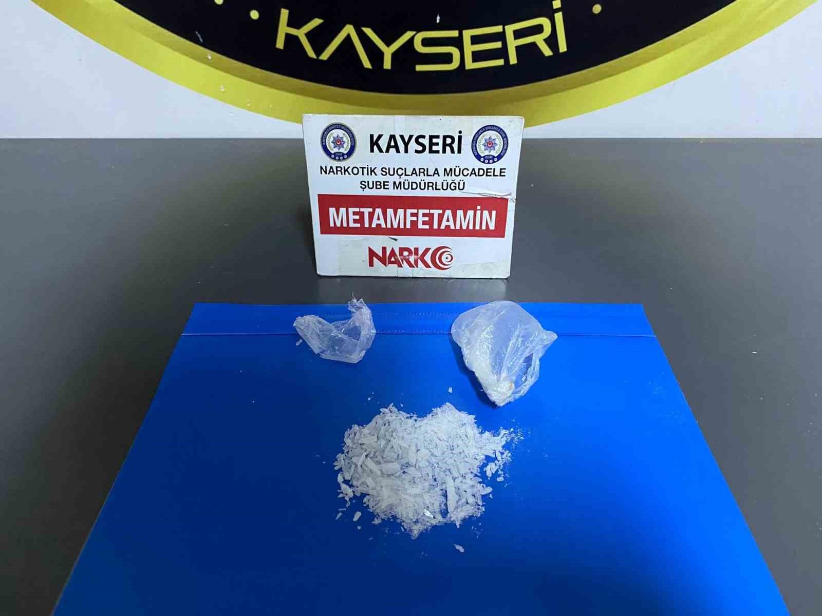 KAYSERİ’DE POLİS EKİPLERİ TARAFINDAN YAPILAN ÇALIŞMALARDA UYUŞTURUCU TİCARETİ YAPTIĞI BELİRLENEN
