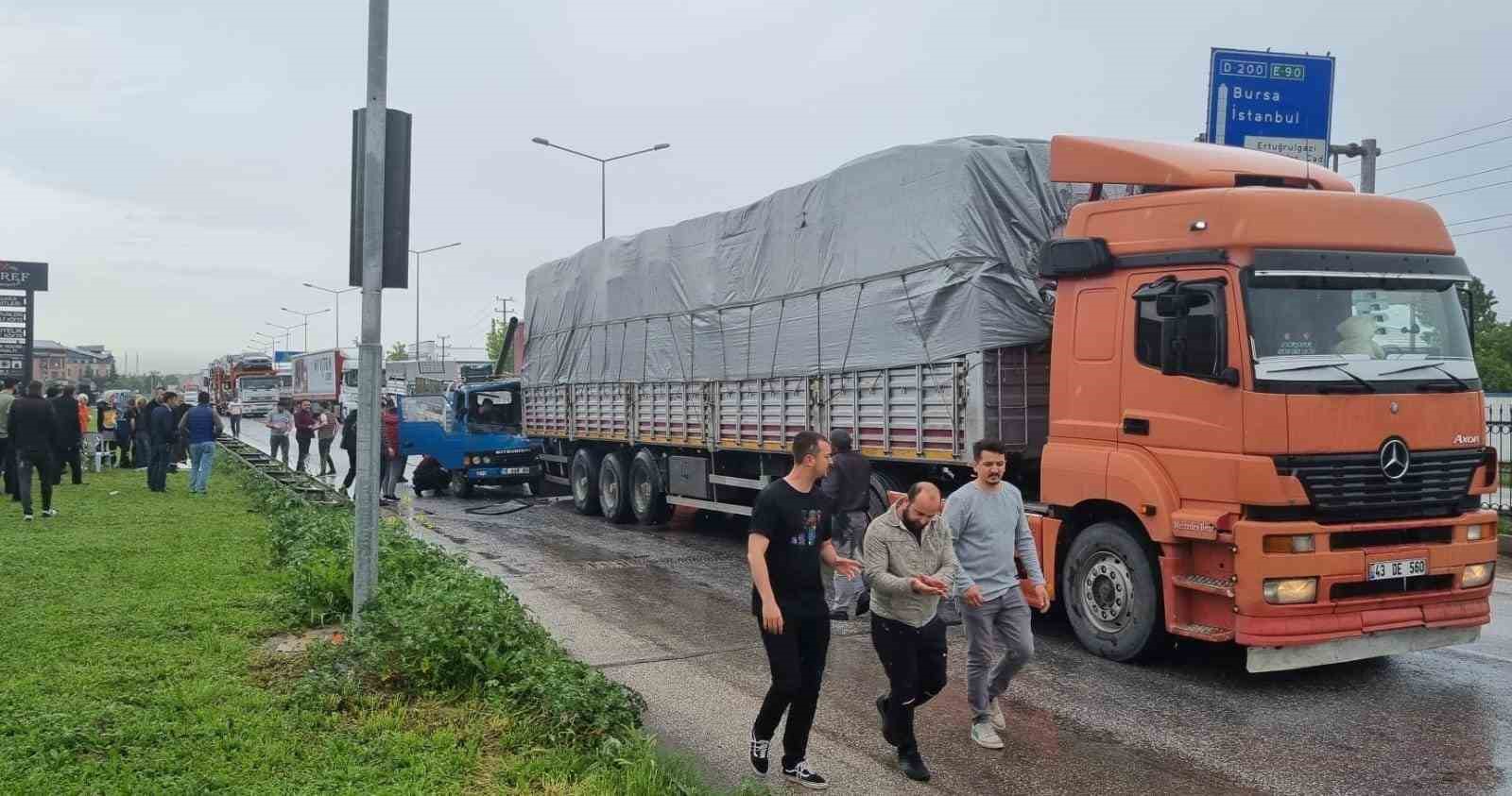 BURSA-ANKARA KARAYOLU ÜZERİNDE YAĞIŞ SEBEBİYLE MEYDANA GELEN ZİNCİRLEME KAZADA, 3