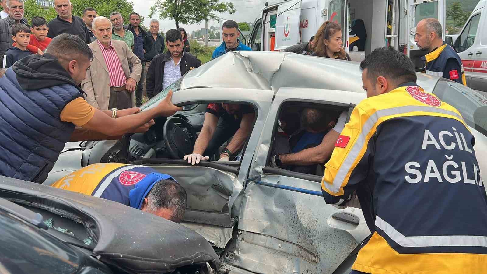 ZONGULDAK'IN GÖKÇEBEY İLÇESİNDE İKİ ARACIN KARIŞTIĞI TRAFİK KAZASINDA SÜRÜCÜ HAYATINI