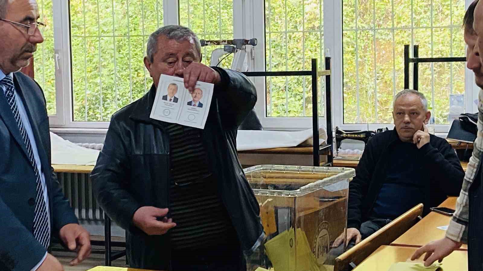 GÖREVLİLER ÖNCE ZARFLARI SANDIKLARDAN ÇIKARARAK SAYDI. ZARFLARIN KONTROL EDİLMESİNİN ARDINDAN