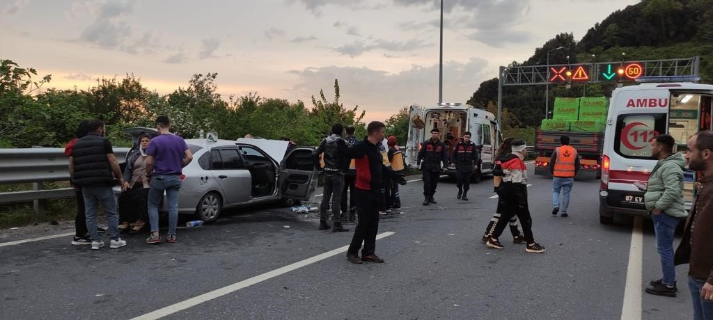 ZONGULDAK'IN ALAPLI İLÇESİNDE İKİ ARACIN ÇARPIŞTIĞI KAZADA 1'İ ÇOCUK 4
