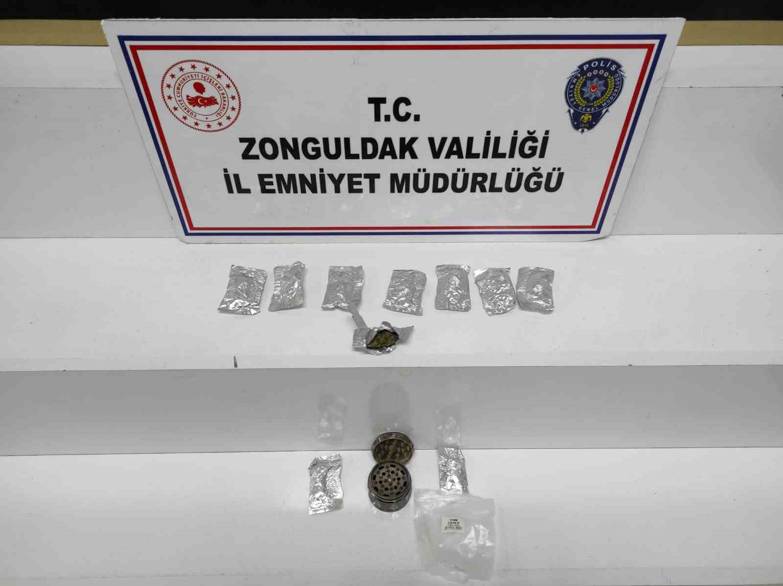 ZONGULDAK'TA POLİS EKİPLERİNİN DÜZENLEDİĞİ UYUŞTURUCU OPERASYONUNDA YAKALANAN ŞÜPHELİ UYUŞTURUCU MADDE