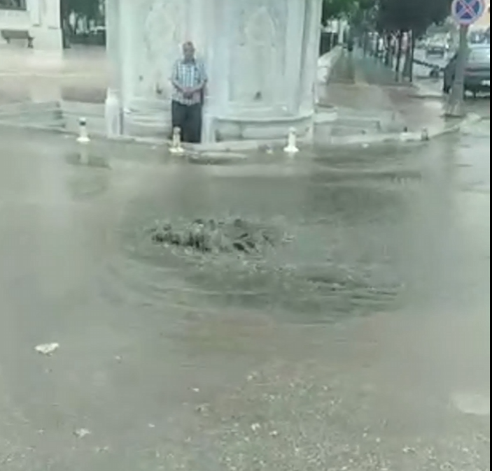 Bandırma yağmura teslim oldu Bandırma’da ani bastıran sağanak yağış sebebiyle hayat felç oldu. Bandırma